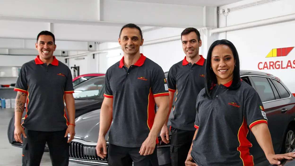 Equipa técnica especializada em vidro auto numa Agência Carglass