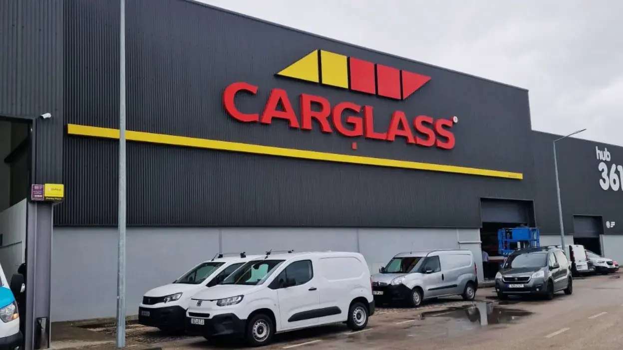Fachada da empresa de reparação de vidro auto Carglass em Sacavém