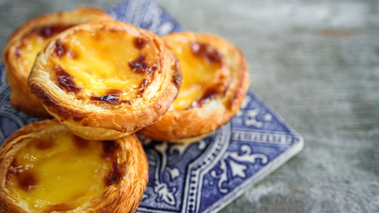 vários pastéis de belém num prato