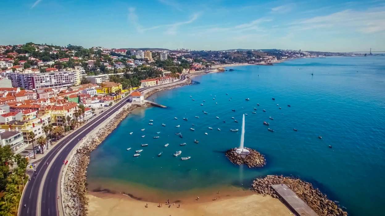 vista aéra da marginal e da praia de cascais