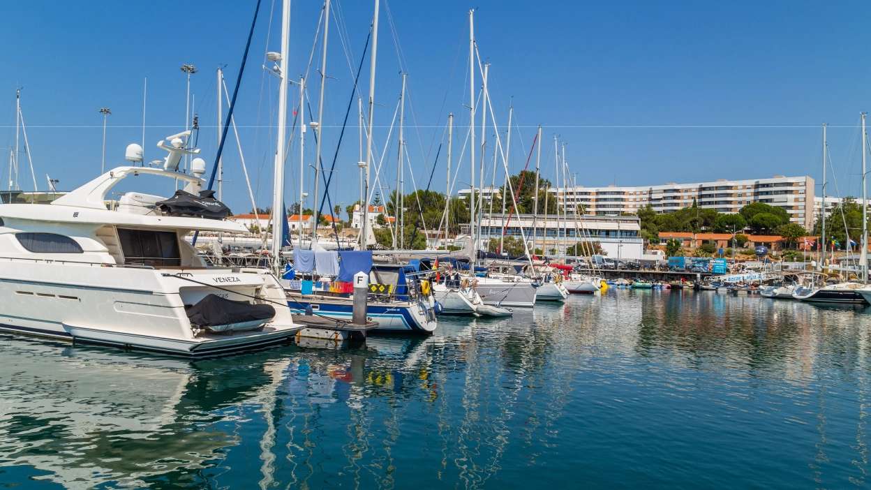 marina de cascais com barcos
